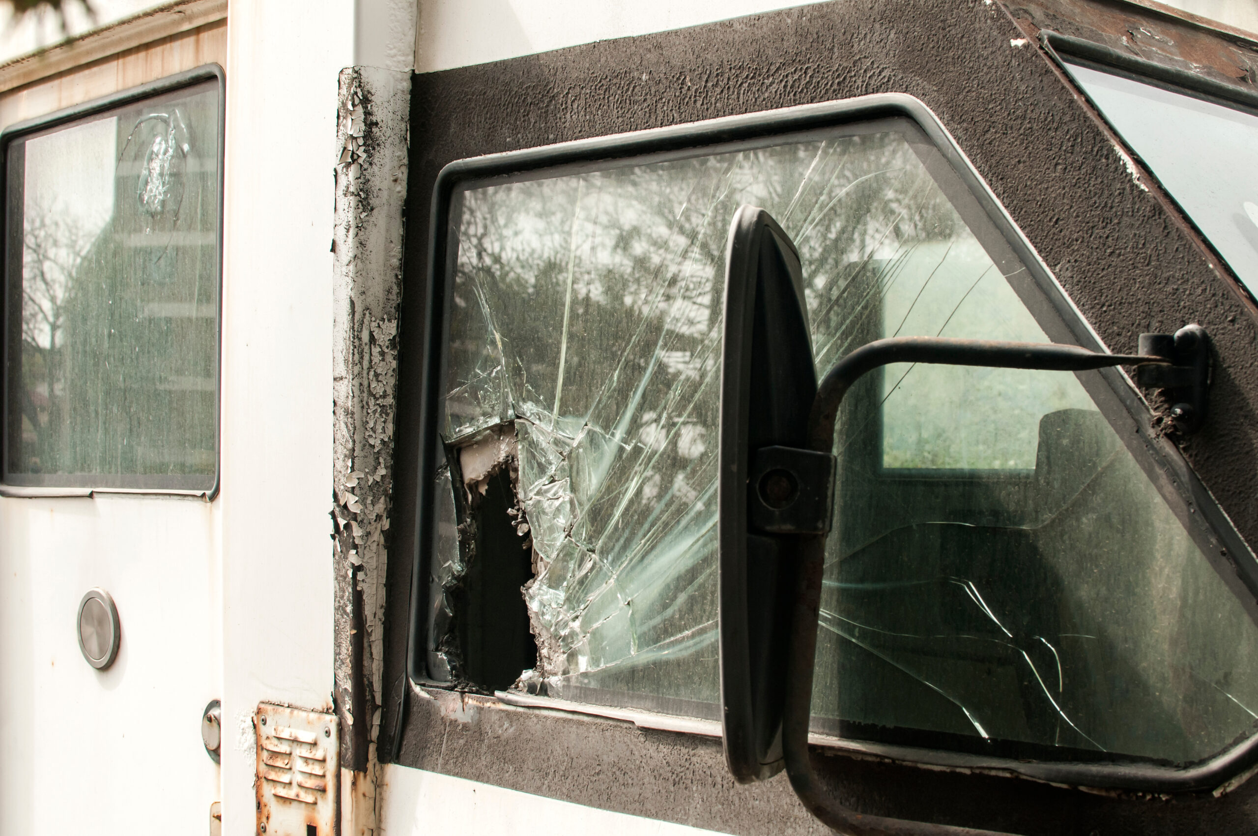 RV Windshield Replacement Options for Lynnwood Owners