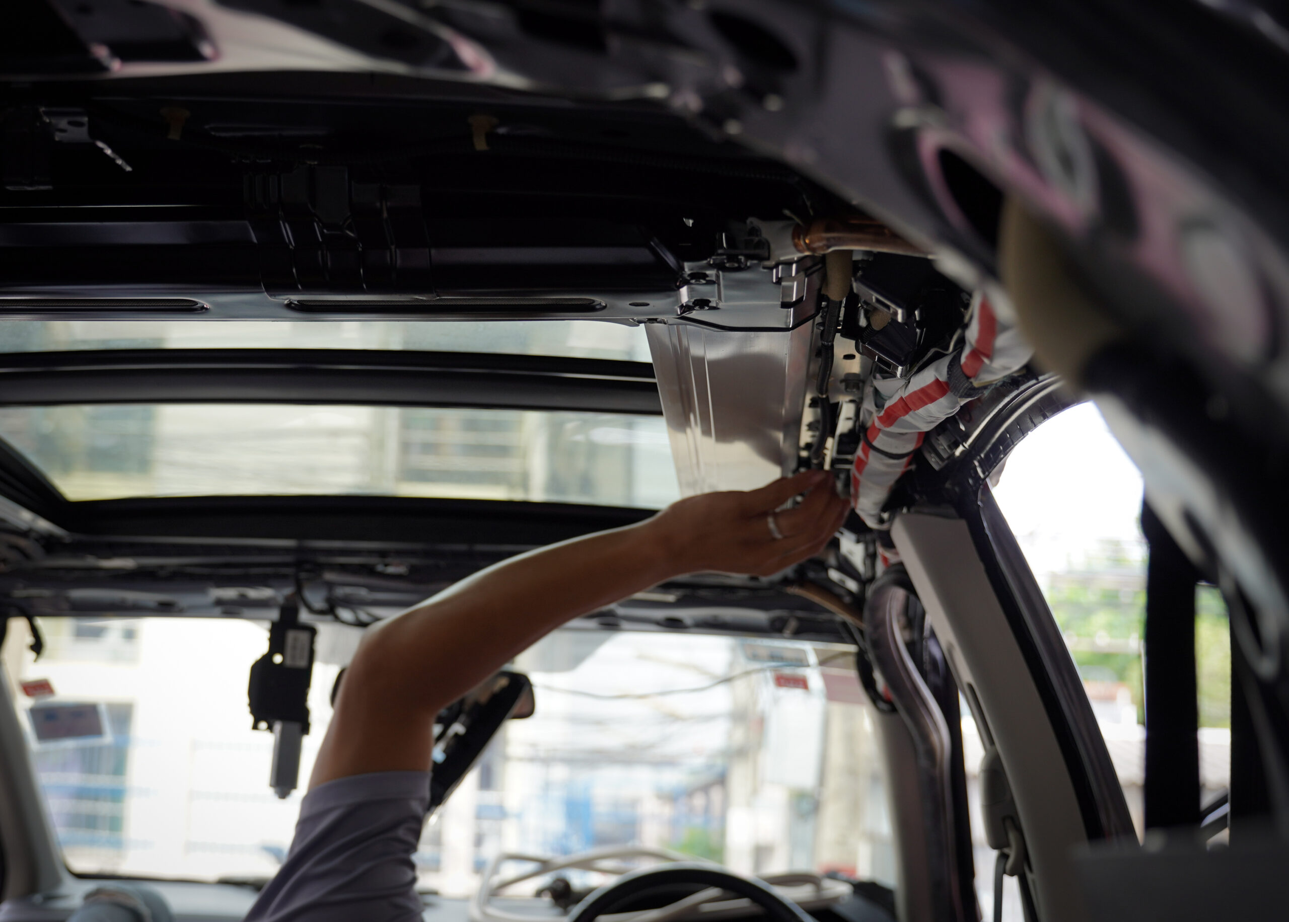What Triggers a Need for Auto Roof Glass Replacement in Duvall